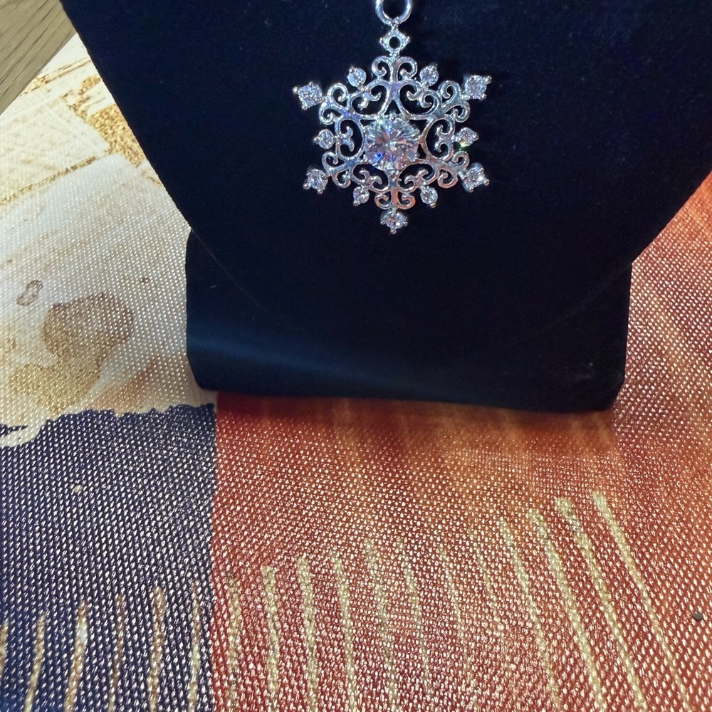 925 Sterling Silver Dazzling Snowflake Pendant Necklace in Silver - Picture 4 of 4